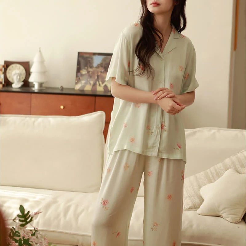 Frisches grünes Pyjama-Set mit Blumenmuster