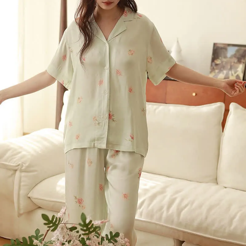 Frisches grünes Pyjama-Set mit Blumenmuster
