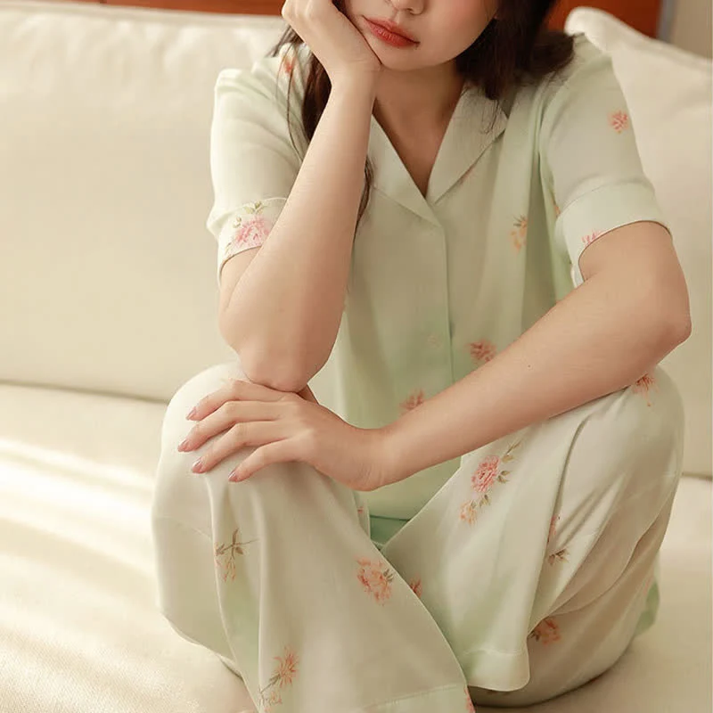 Frisches grünes Pyjama-Set mit Blumenmuster