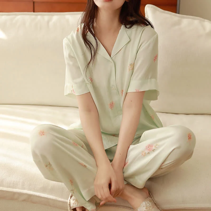 Frisches grünes Pyjama-Set mit Blumenmuster