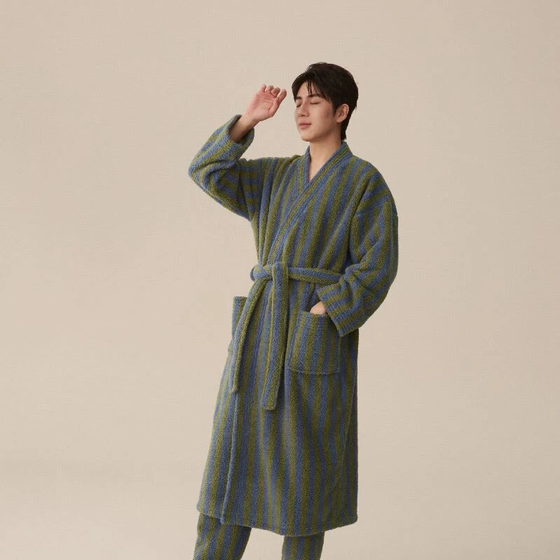 Langer Bademantel aus modernem Fleece mit modernen Streifen