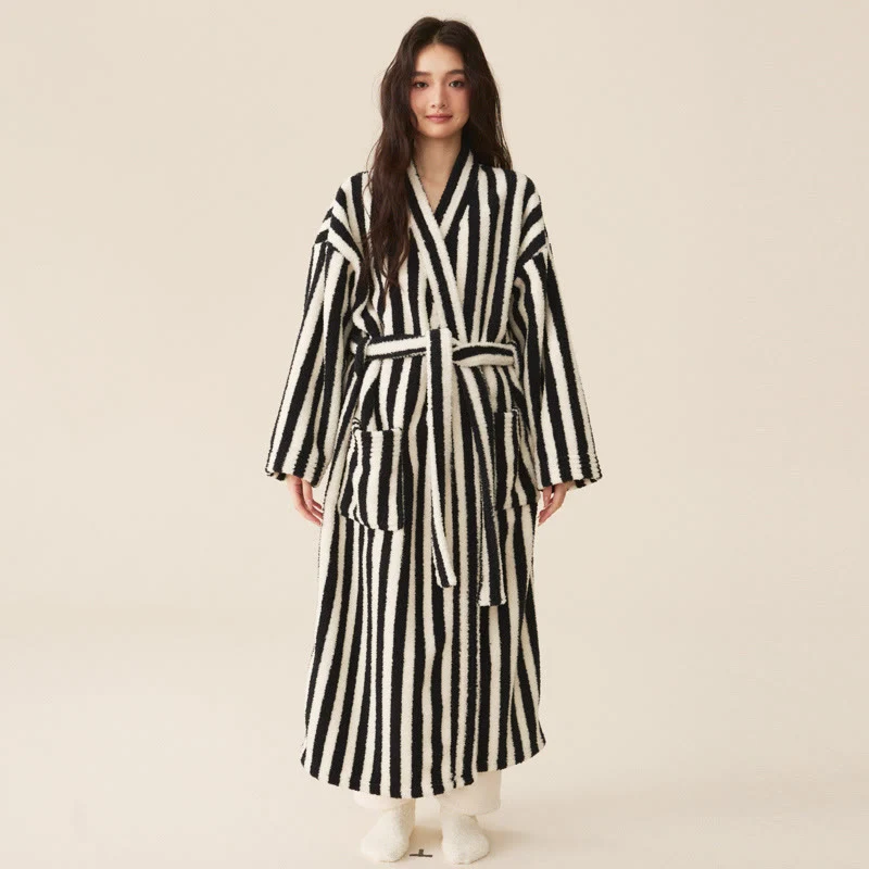 Langer Bademantel aus modernem Fleece mit modernen Streifen
