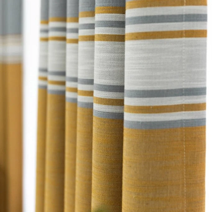 Gestreifter Vorhang in moderner Leinenoptik