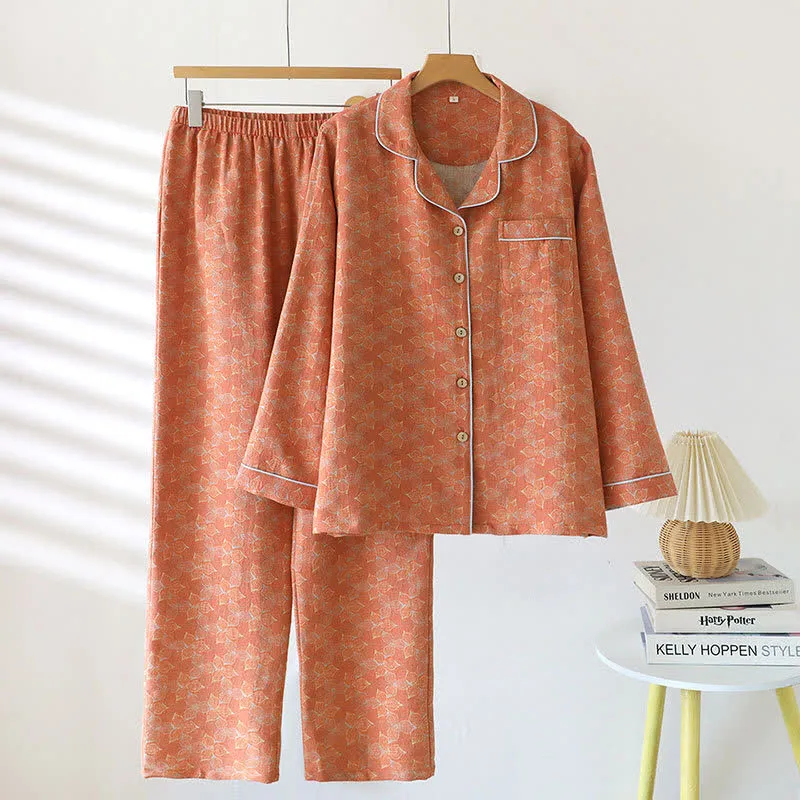 Minimalistischer Pyjama-Set aus garngefärbter Baumwolle mit Revers