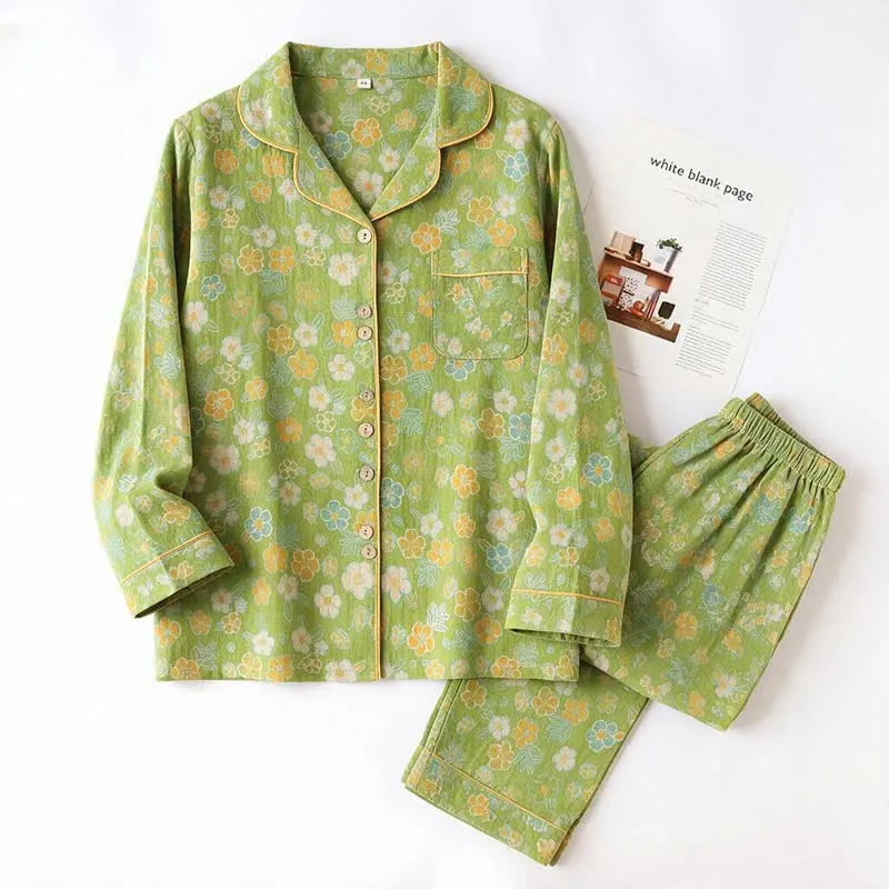 Grüner Baumwollpyjama mit zartem Blumenmuster