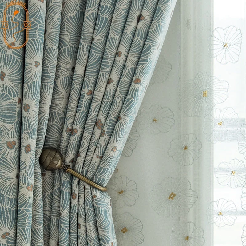 Gemusterter Verdunkelungsvorhang mit Blumenmotiv
