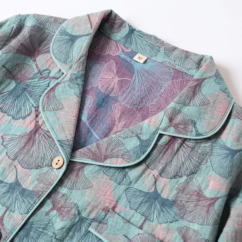 Loungewear-Set aus Baumwolle mit Ginkgoblatt-Motiv und gekerbtem Kragen