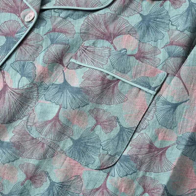Loungewear-Set aus Baumwolle mit Ginkgoblatt-Motiv und gekerbtem Kragen