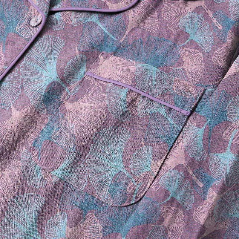 Loungewear-Set aus Baumwolle mit Ginkgoblatt-Motiv und gekerbtem Kragen