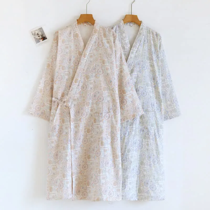 Kimono-Bademantel aus Baumwolle mit ethnischem Vintage-Blumenmuster