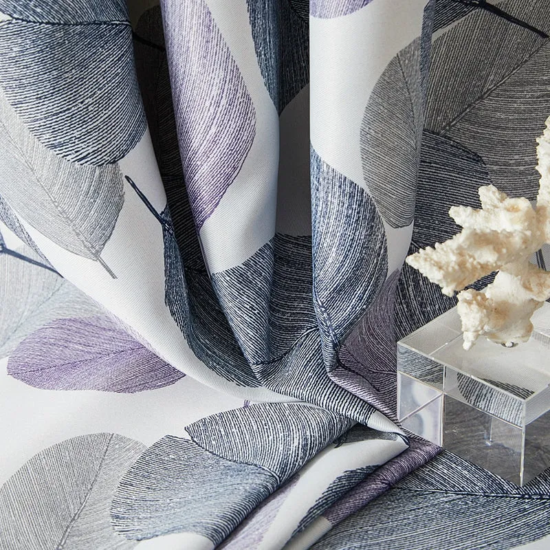 Verdunkelungsvorhang mit violettem Blättermuster