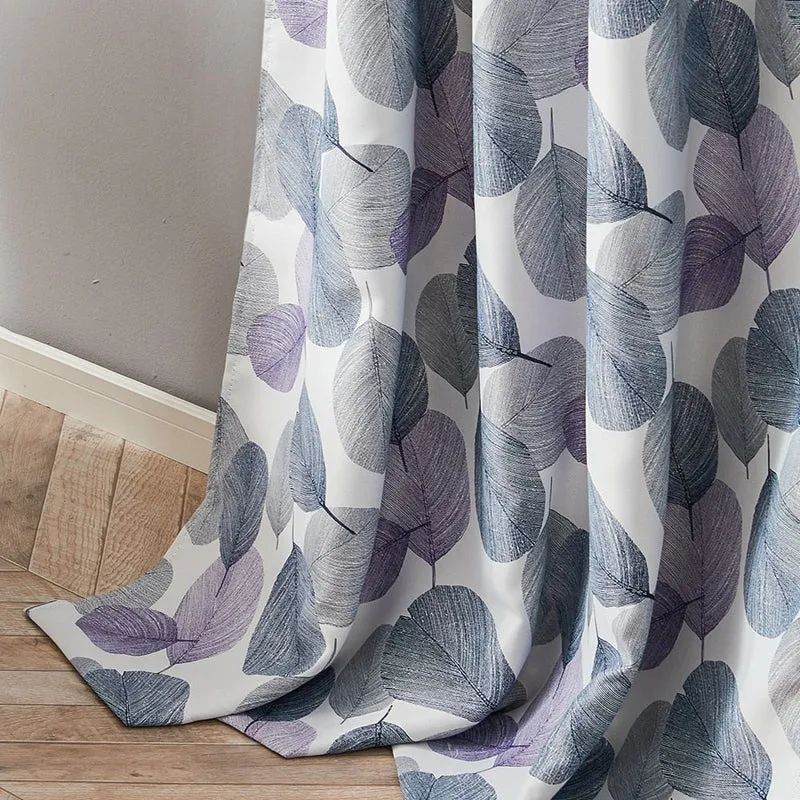 Verdunkelungsvorhang mit violettem Blättermuster