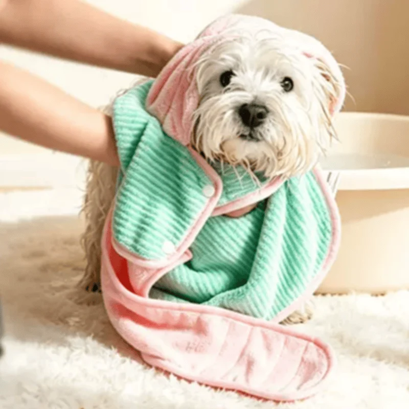 Hundebademantel mit mintgrünem und rosa Kontrastblumenmuster