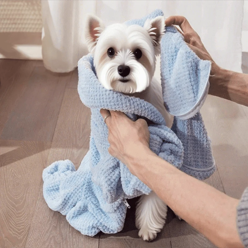Blauer Hundebademantel mit Waffelstruktur