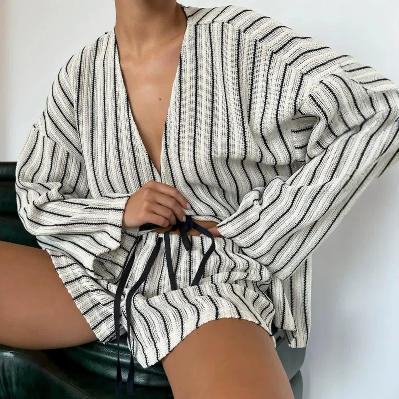 Müheloses gestreiftes Baumwoll-Wickel-Resort-Loungewear-Set