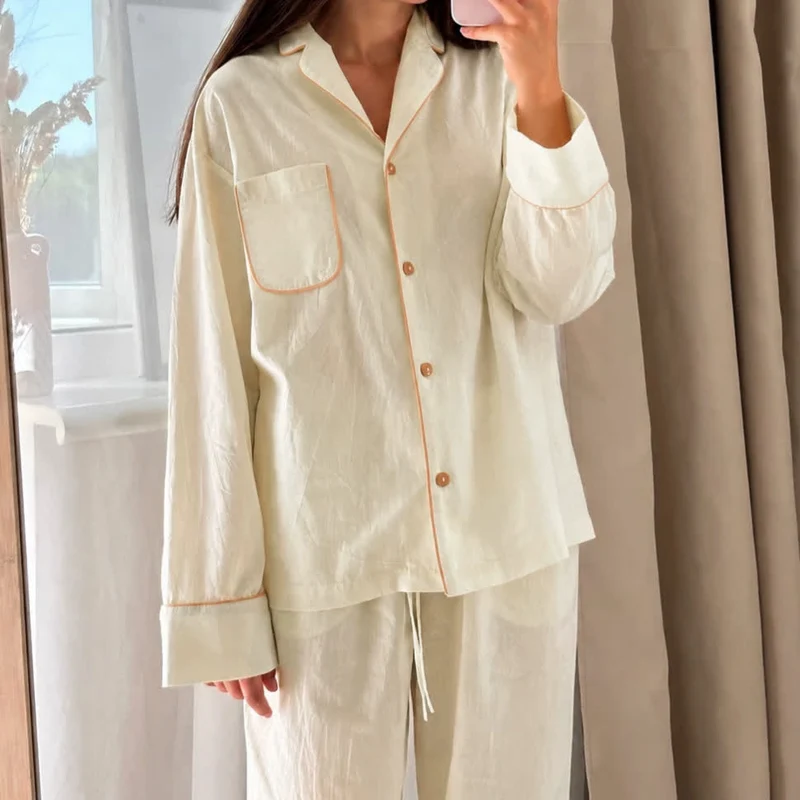 Minimalistischer Baumwoll-Pyjama-Set mit langen Ärmeln und Taschen