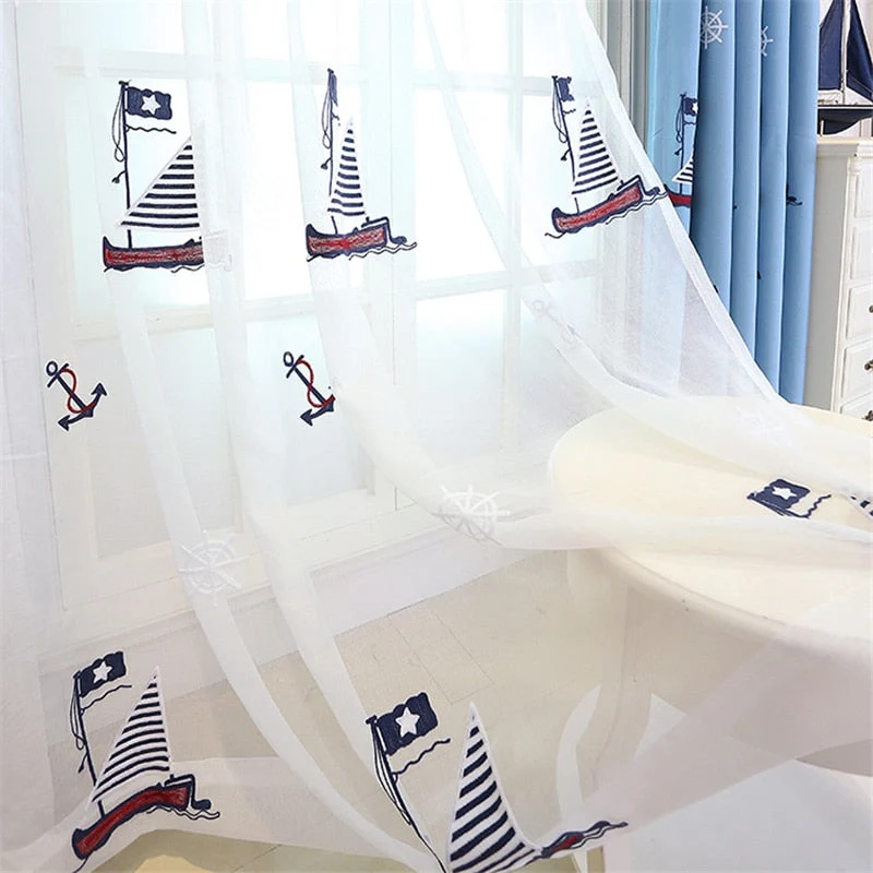 Gardine Comaile mit Segelboot-Stickerei