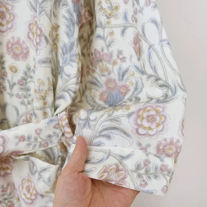 Kimono-Bademantel aus geblümtem Baumwollgaze mit Tasche