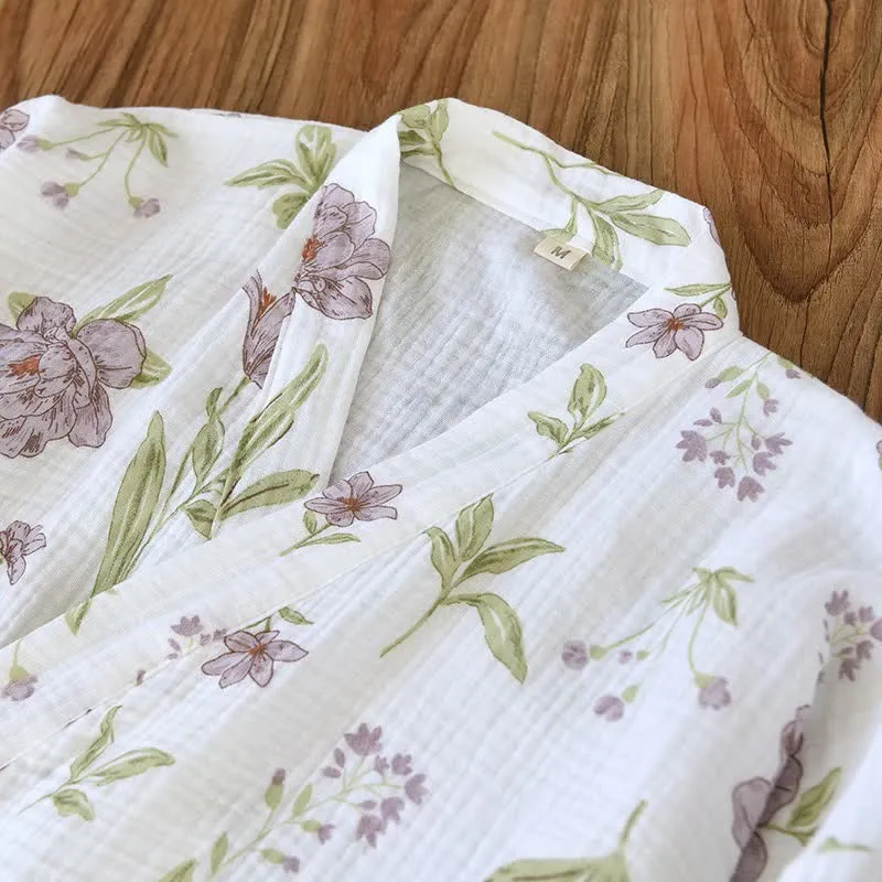 Kimono-Bademantel aus Baumwolle mit violettem Blumenmuster