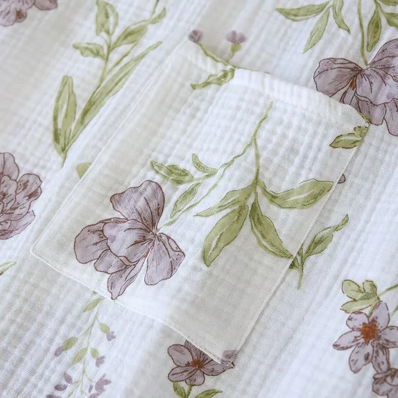 Kimono-Bademantel aus Baumwolle mit violettem Blumenmuster