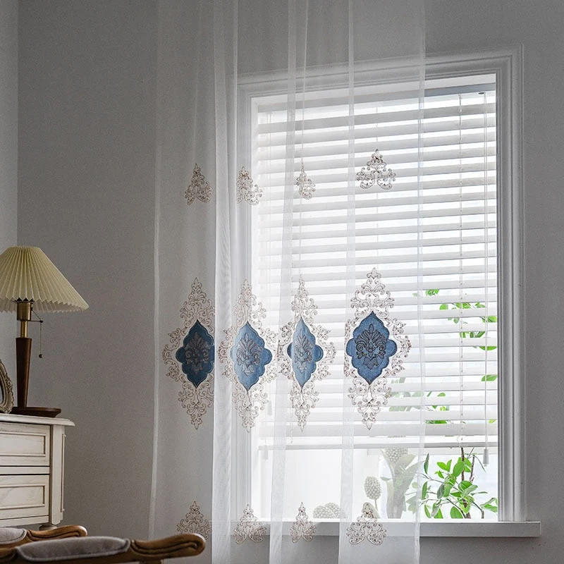 Bestickte Voile-Gardine mit Barock-Ornamenten