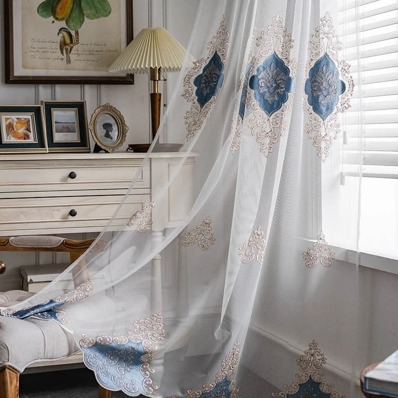 Bestickte Voile-Gardine mit Barock-Ornamenten