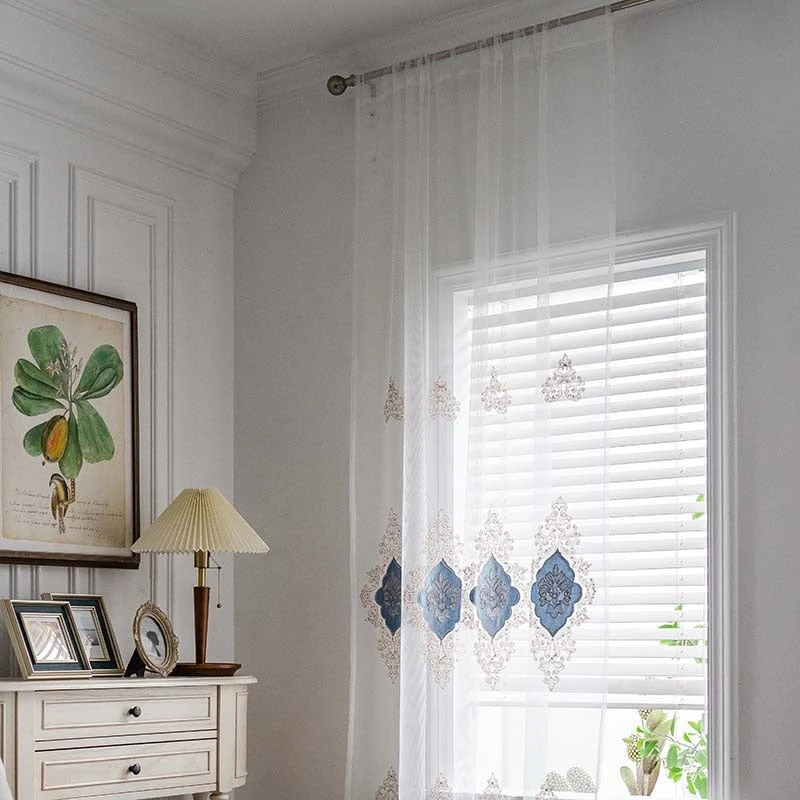 Bestickte Voile-Gardine mit Barock-Ornamenten