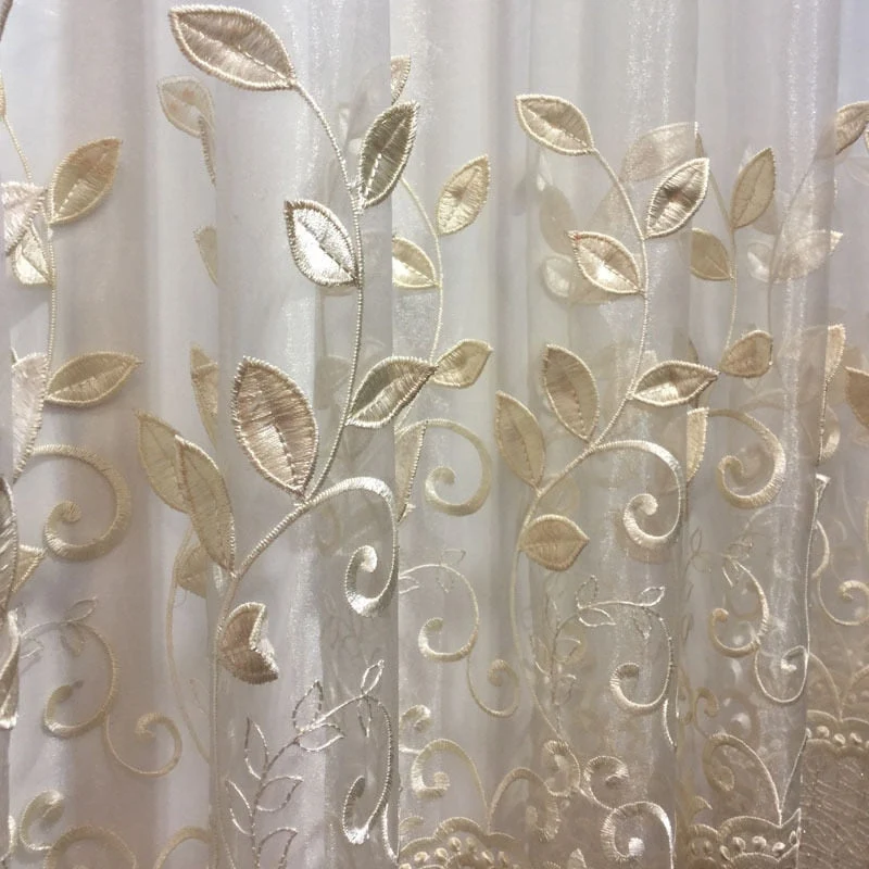 Gold bestickte Voile-Gardine mit Blättern