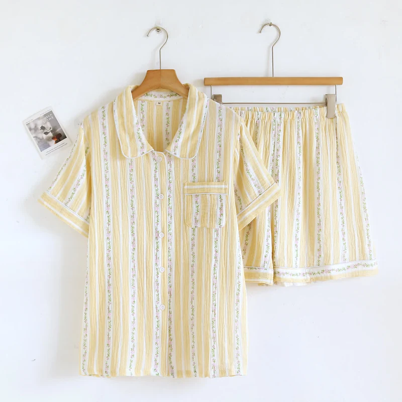 Loungewear-Set mit Blumenstreifen und Knopfleiste