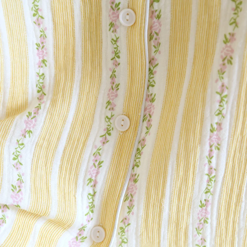 Loungewear-Set mit Blumenstreifen und Knopfleiste