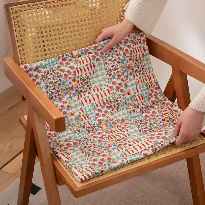 Stuhlkissen mit floralem Patchwork-Muster im Landhausstil