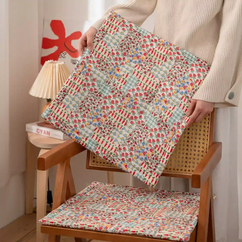 Stuhlkissen mit floralem Patchwork-Muster im Landhausstil