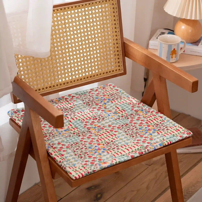 Stuhlkissen mit floralem Patchwork-Muster im Landhausstil