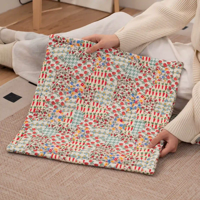 Stuhlkissen mit floralem Patchwork-Muster im Landhausstil