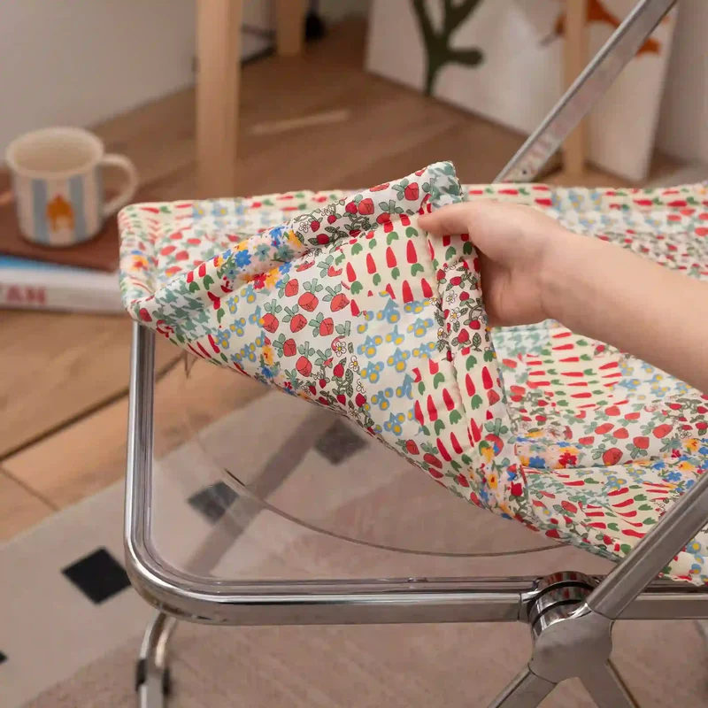 Stuhlkissen mit floralem Patchwork-Muster im Landhausstil