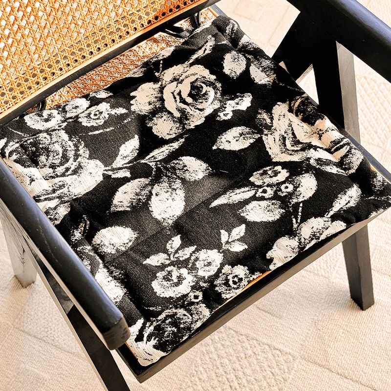 Stuhlkissen aus schwarzem und weißem Chenille mit Vintage-Blumenmuster