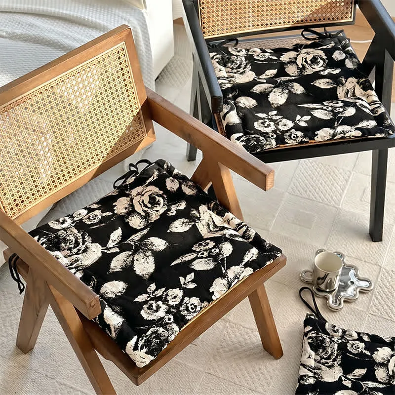 Stuhlkissen aus schwarzem und weißem Chenille mit Vintage-Blumenmuster