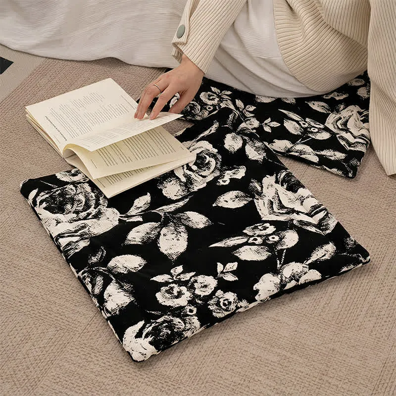 Stuhlkissen aus schwarzem und weißem Chenille mit Vintage-Blumenmuster