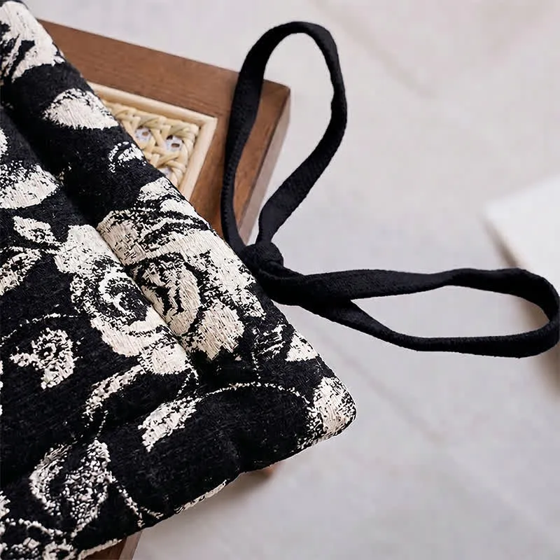 Stuhlkissen aus schwarzem und weißem Chenille mit Vintage-Blumenmuster
