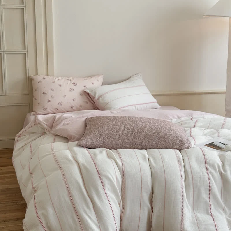 Vierteiliges Bettwäsche-Set aus gewaschener Baumwolle mit rosa Blütenmuster