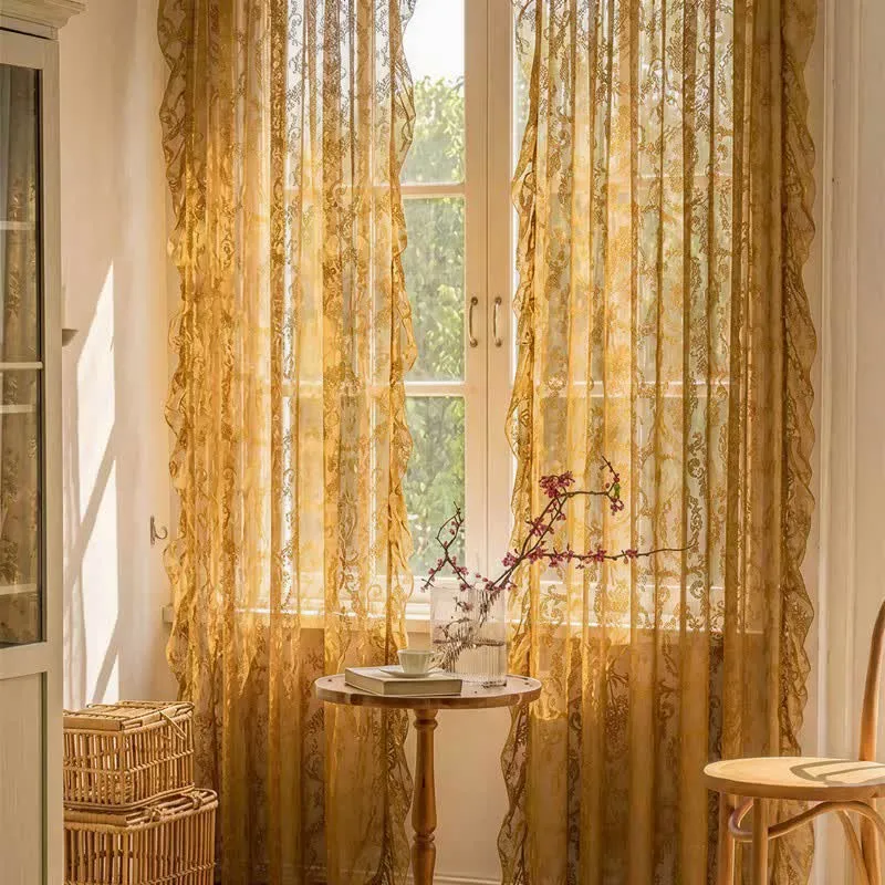 Fenstervorhang mit Rüschenrand und Lichtfilterung