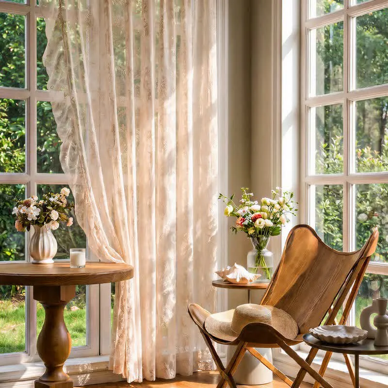 Fenstervorhang mit Rüschenrand und Lichtfilterung