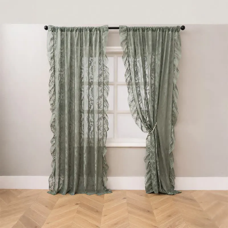 Fenstervorhang mit Rüschenrand und Lichtfilterung