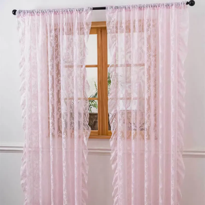 Fenstervorhang mit Rüschenrand und Lichtfilterung