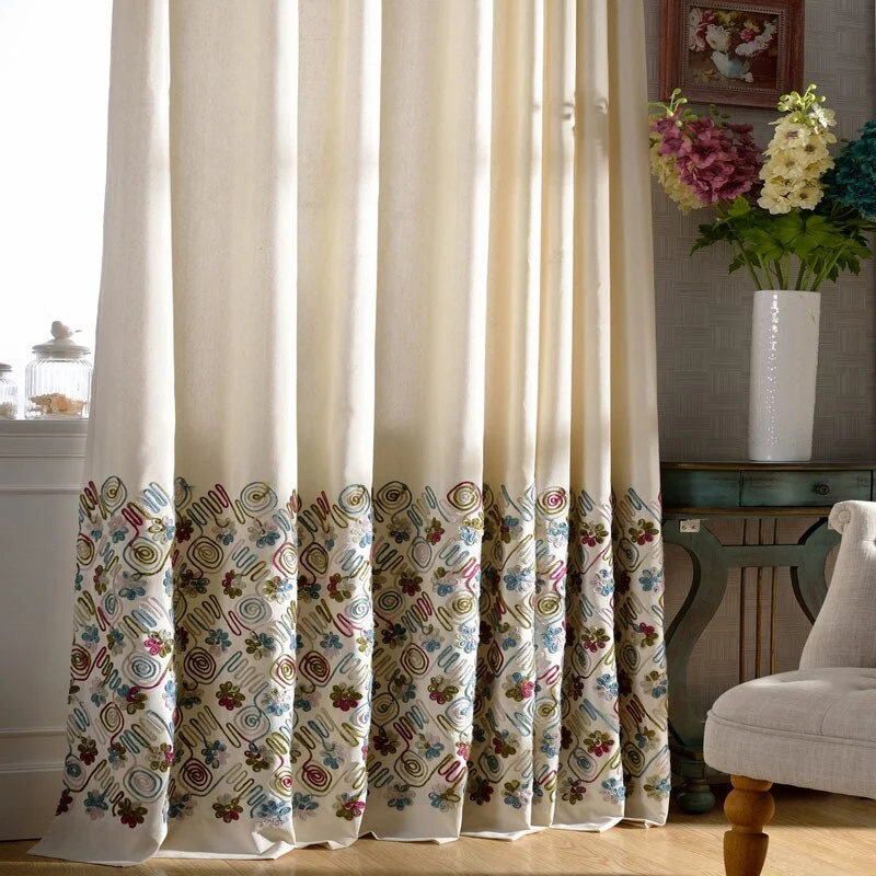 Vorhang mit bunter floraler Stickerei