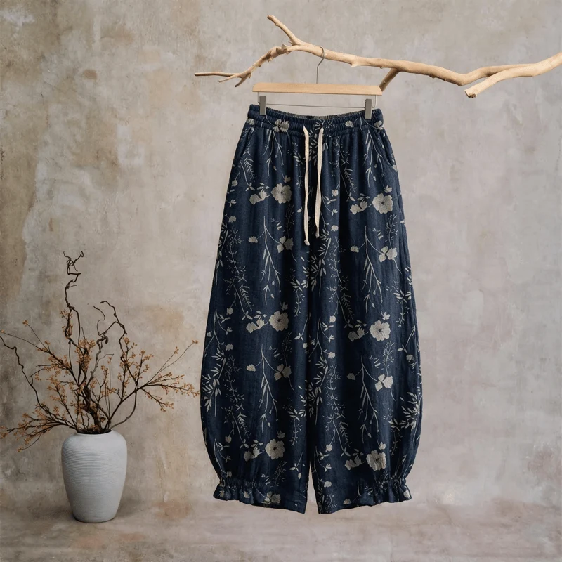 Marineblaue Loungehose aus Baumwollgewebe mit Wildblumenmuster