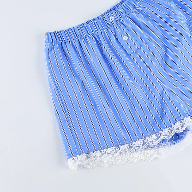 Loungewear-Set aus blau-weiß gestreiften Baumwoll-Cami-Shorts mit Spitze