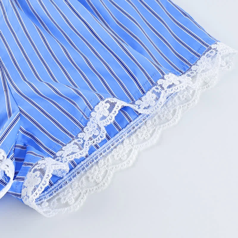 Loungewear-Set aus blau-weiß gestreiften Baumwoll-Cami-Shorts mit Spitze