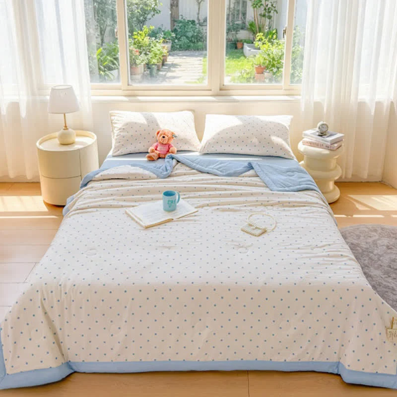 Leichte Sommerdecke aus Seersucker mit blauen Punkten