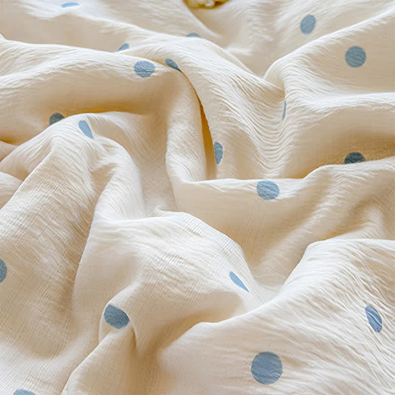 Leichte Sommerdecke aus Seersucker mit blauen Punkten